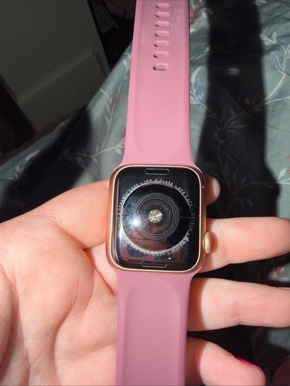 Series 4 Apple Watch W/ Multiple Interchangeable Bands (92% Battery Health) - Picture 4 of 9